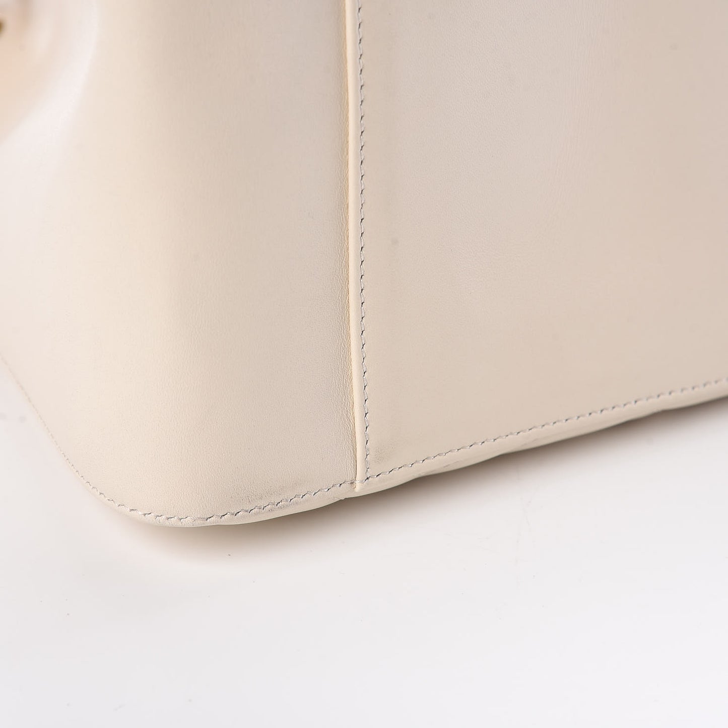 Calfskin Matelasse Medium GG Marmont Shoulder Tote Bag White