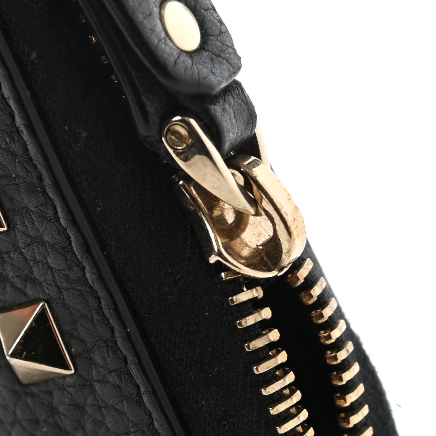 Pebbled Calfskin Rockstud Zip Around Wallet Black
