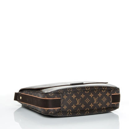 Louis Vuitton Monogram Beaubourg MM Messenger Bag 4 of 8