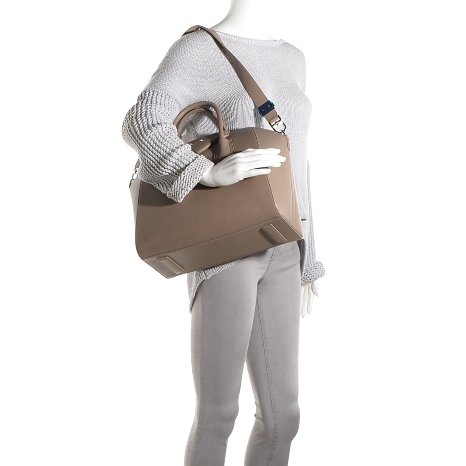 Givenchy Sugar Goatskin Medium Antigona Sand 2 of 9