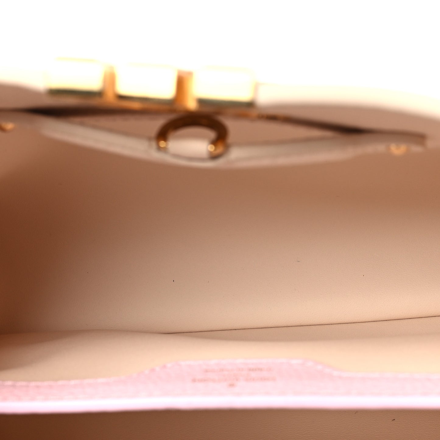 Taurillon Enamel Chain Capucines BB Quartz