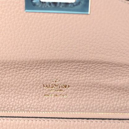 Valentino Garavani Pebbled Calfskin Rockstud Flip Lock Wallet On Chain Poudre 7 of 10