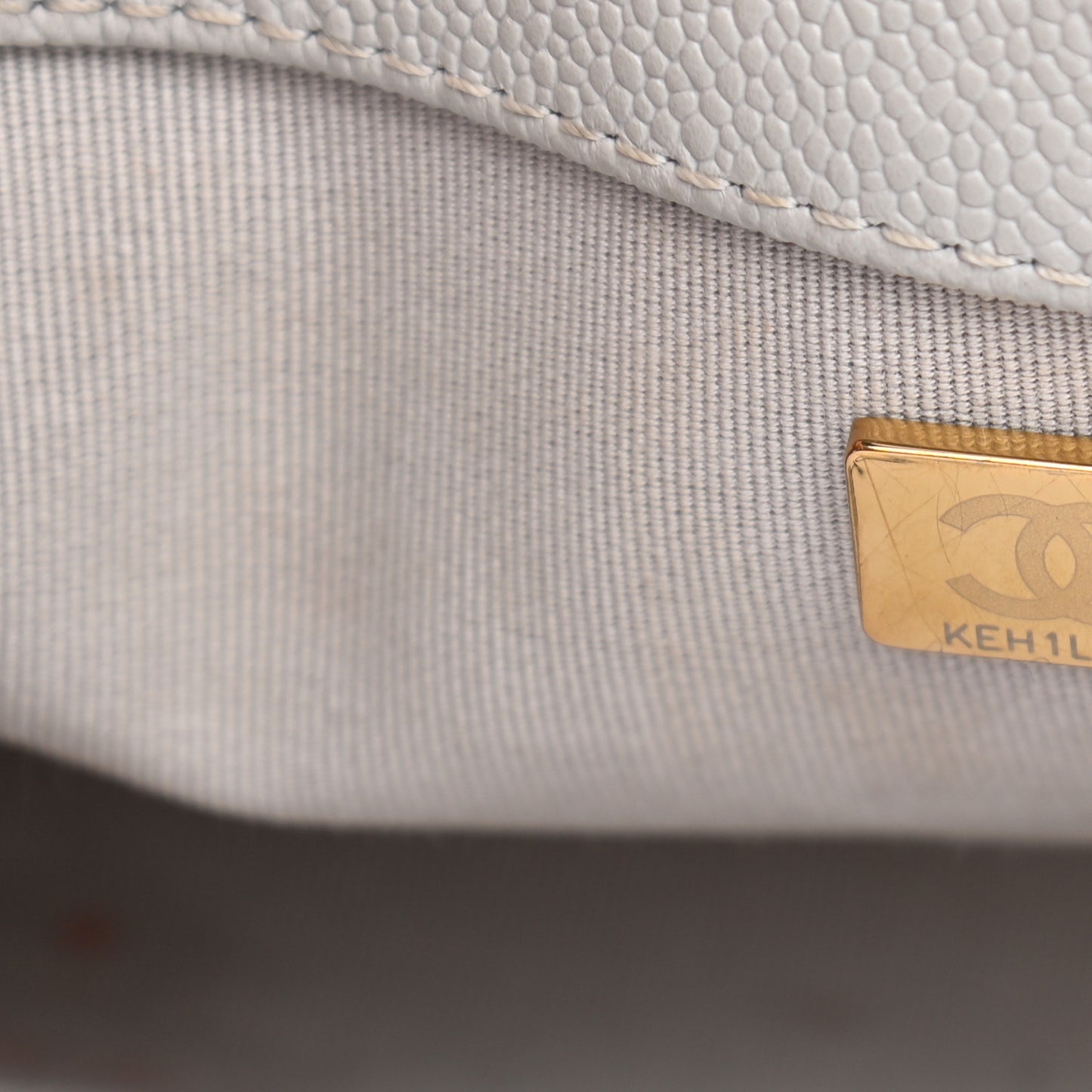 Caviar Quilted Medium Boy Flap Light Grey