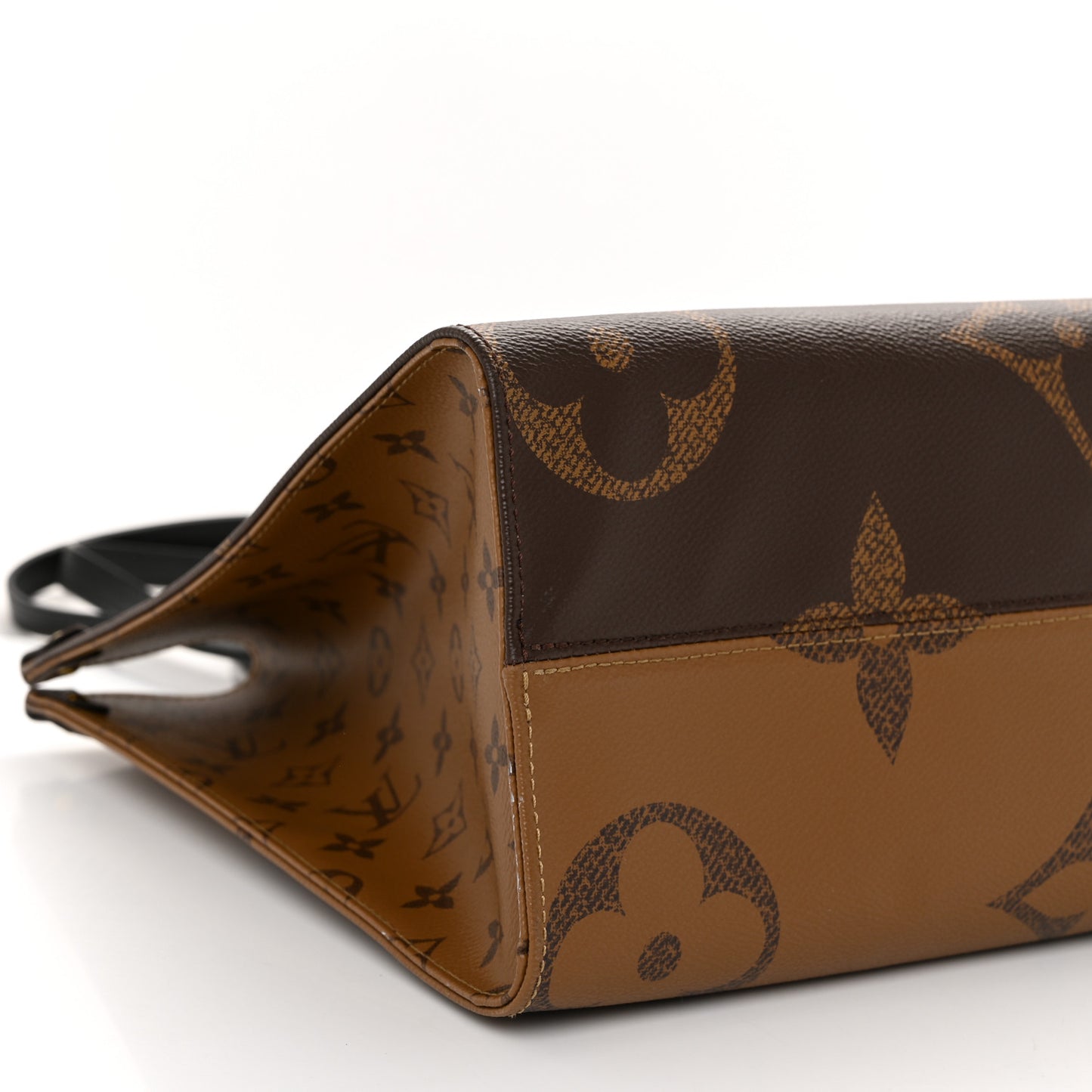 Reverse Monogram Giant Onthego MM