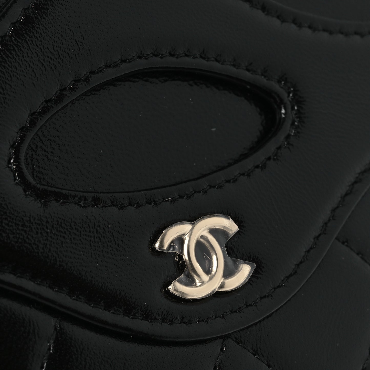 Shiny Crumpled Calfskin Quilted 31 Card Holder Black