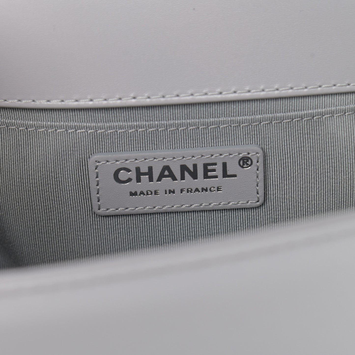 Iridescent Lambskin Quilted Medium Chain Around Boy Flap Grey