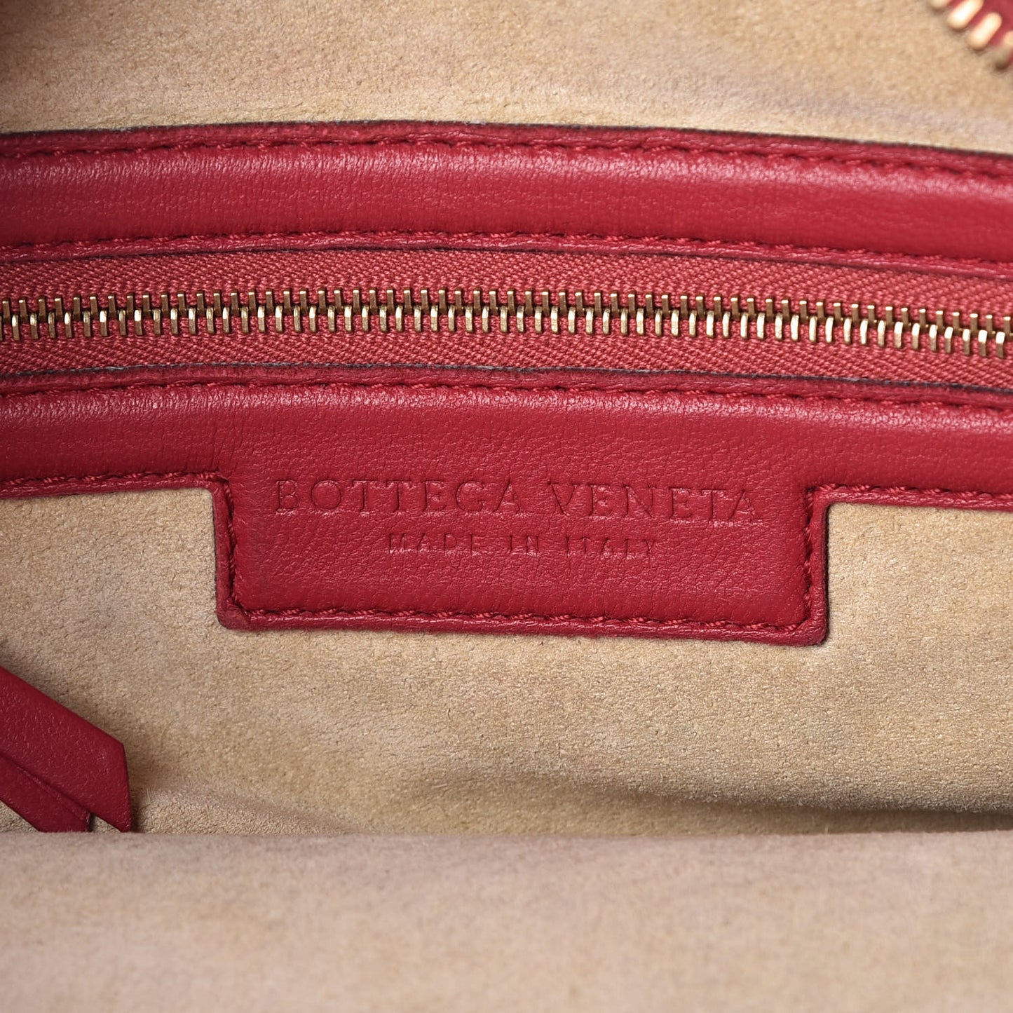 Nappa Intrecciato Medium Veneta Hobo Cassis