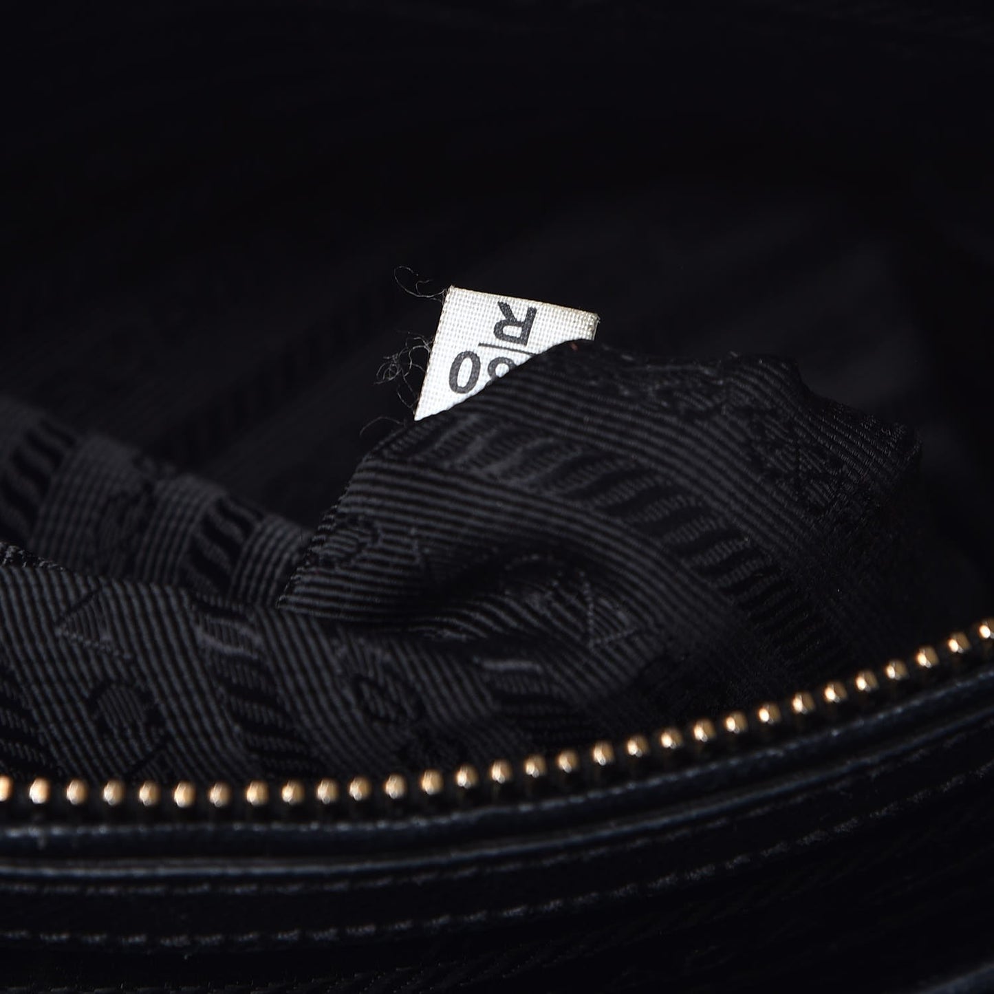 Saffiano Medium Galleria Double Zip Tote Black