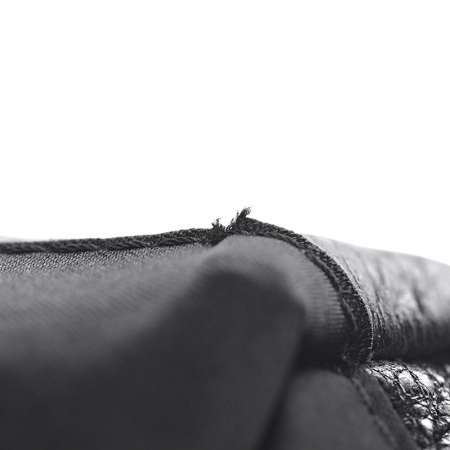 Glazed Calfskin Stitched On The Road Flap Black