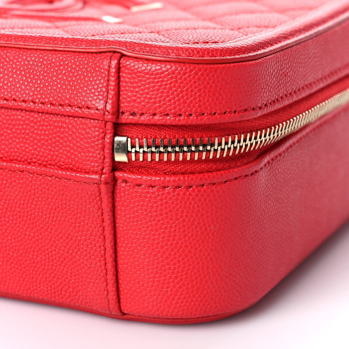 Caviar Quilted Medium CC Filigree Vanity Case Red