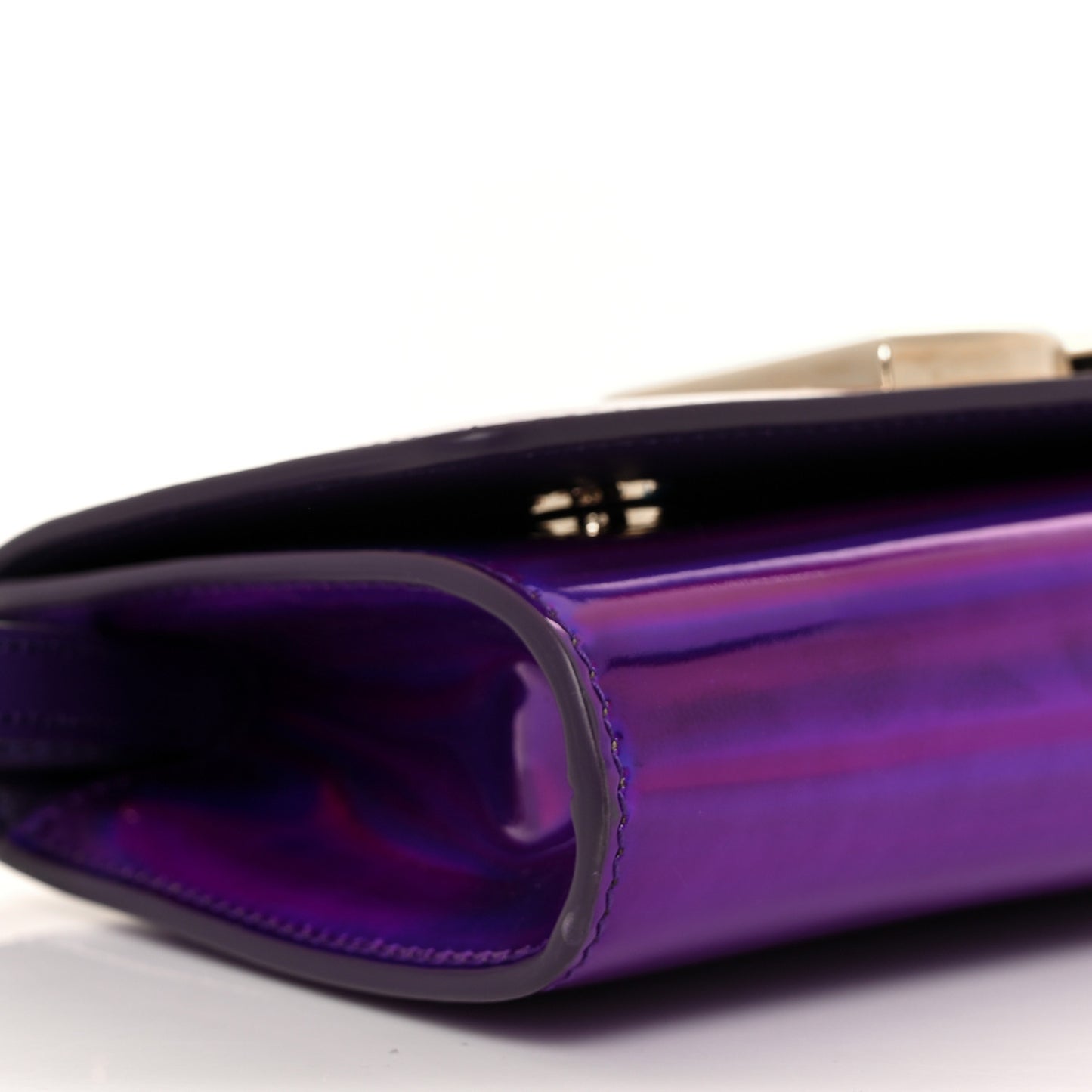 Holographic Patent Calfskin Strobo 3.5 Clutch Viola Medio