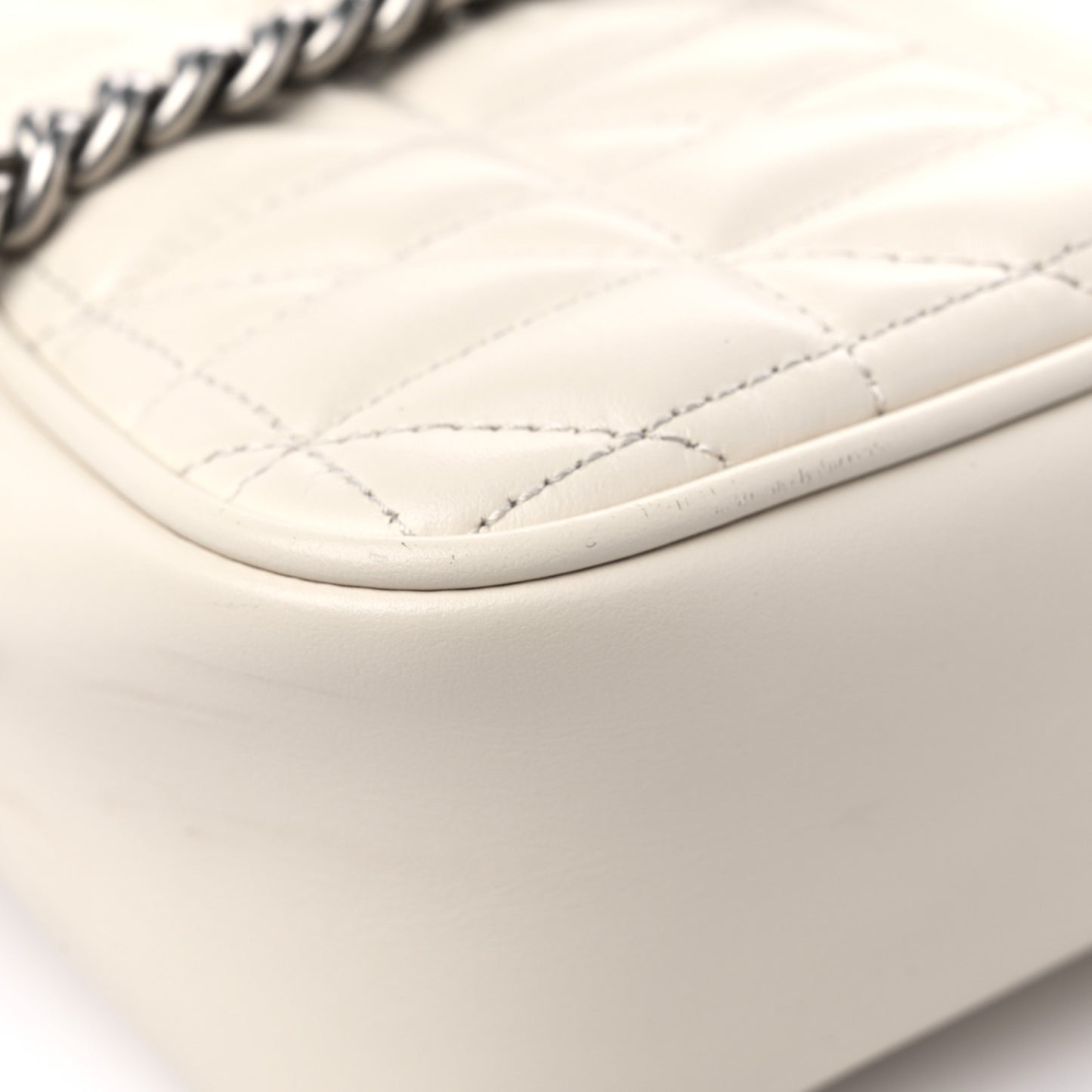 Calfskin Matelasse Aria Small GG Marmont Chain Shoulder Bag Mystic White