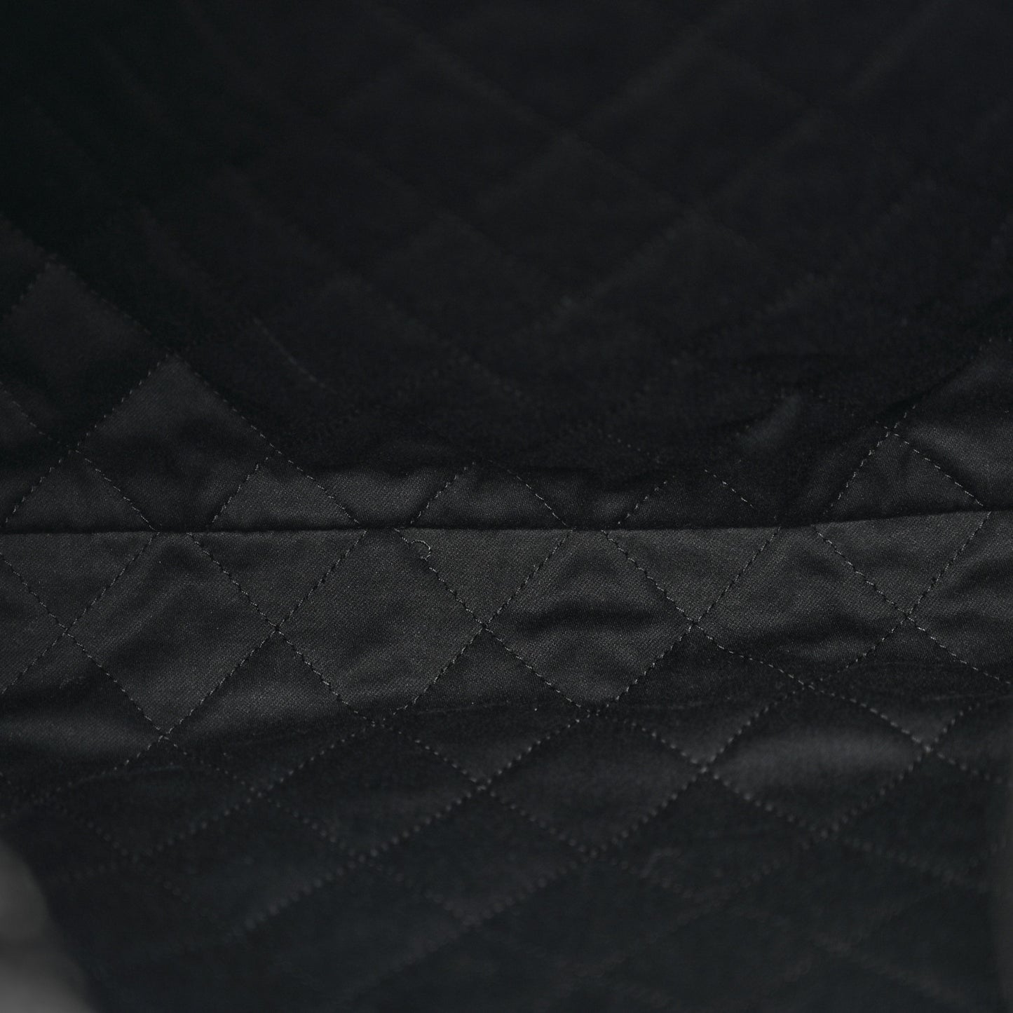 Cashmere Quilted Camellia Chanel 22 Black White
