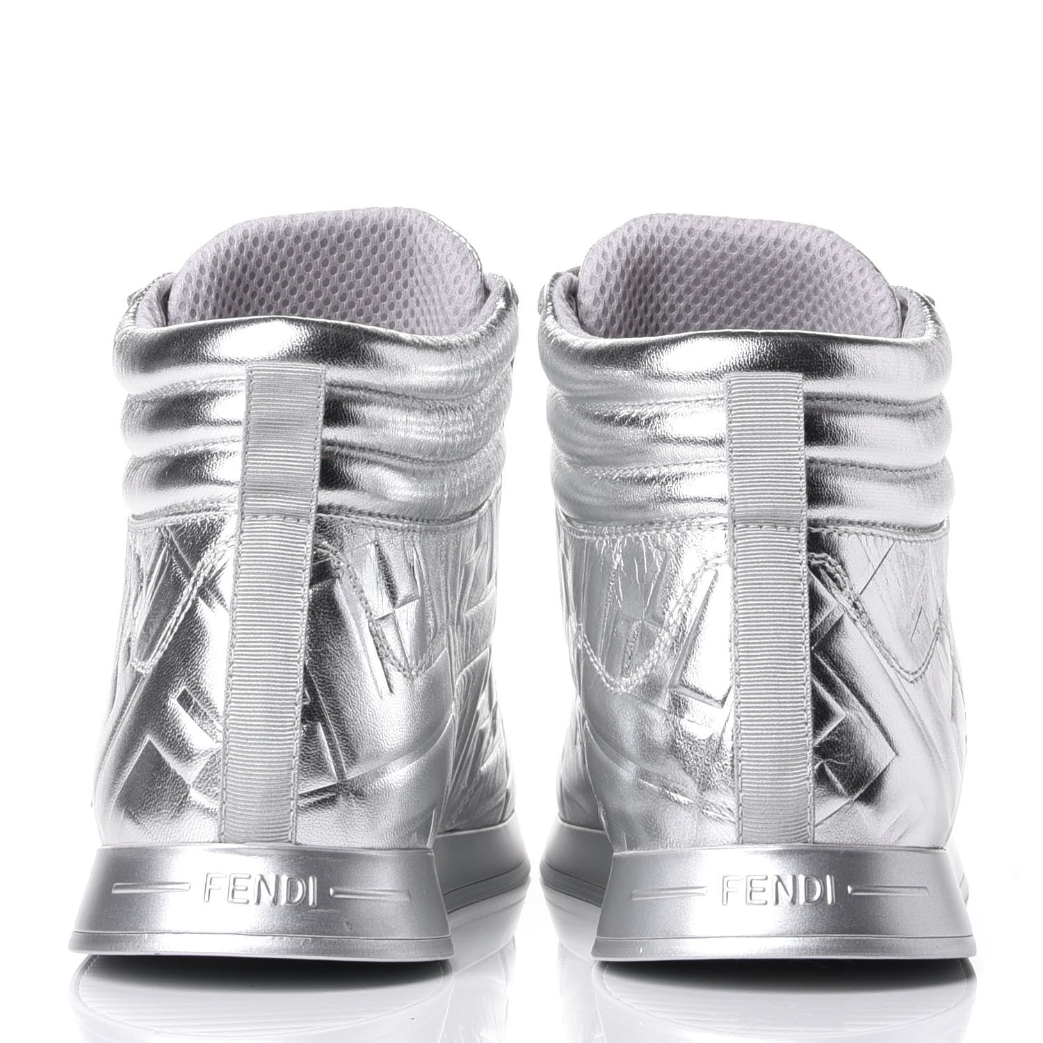 【極美品】FENDI シルバー ロゴプリント ニッキーミナージュ Fendi X NICKI MINAJ Metallic Nappa Macro FF Embossed Prints On