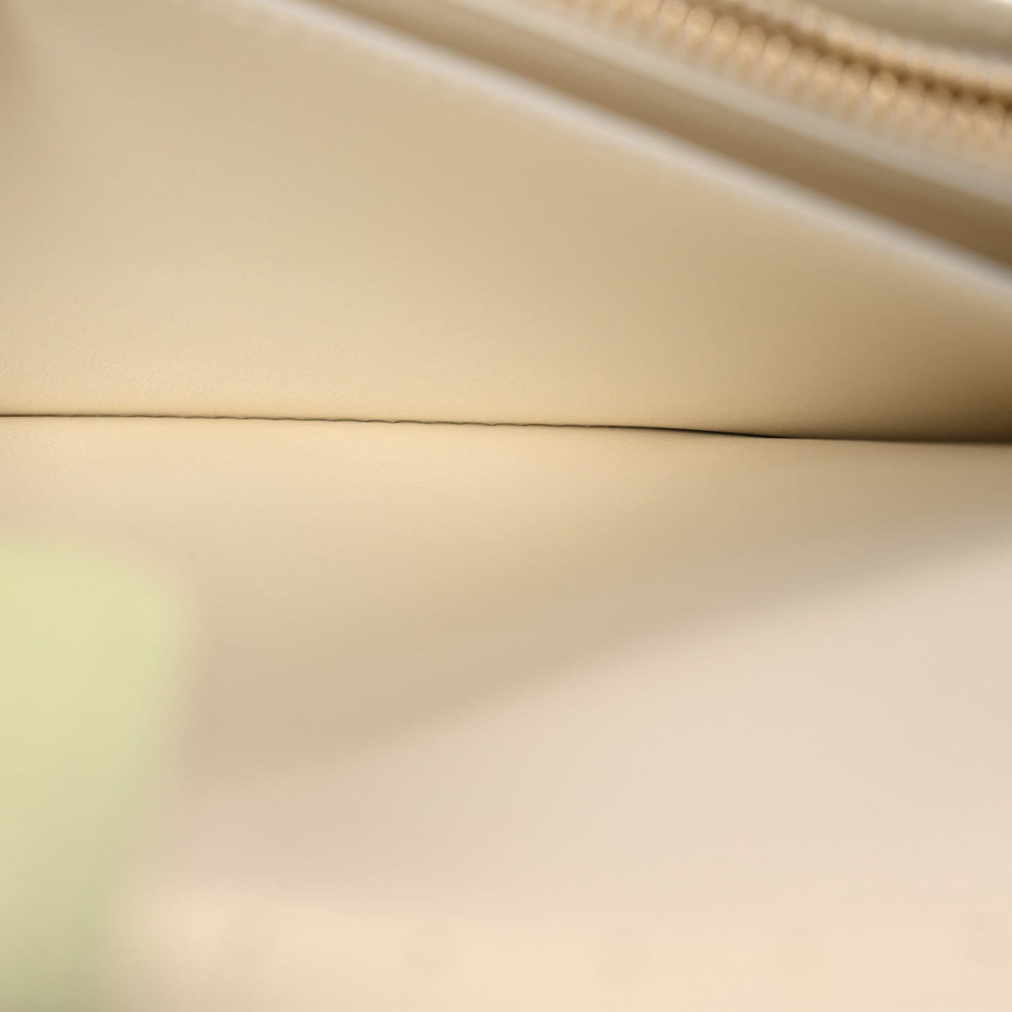 Taurillon LV Vertical Capucines Wallet Vert Asnieres Green