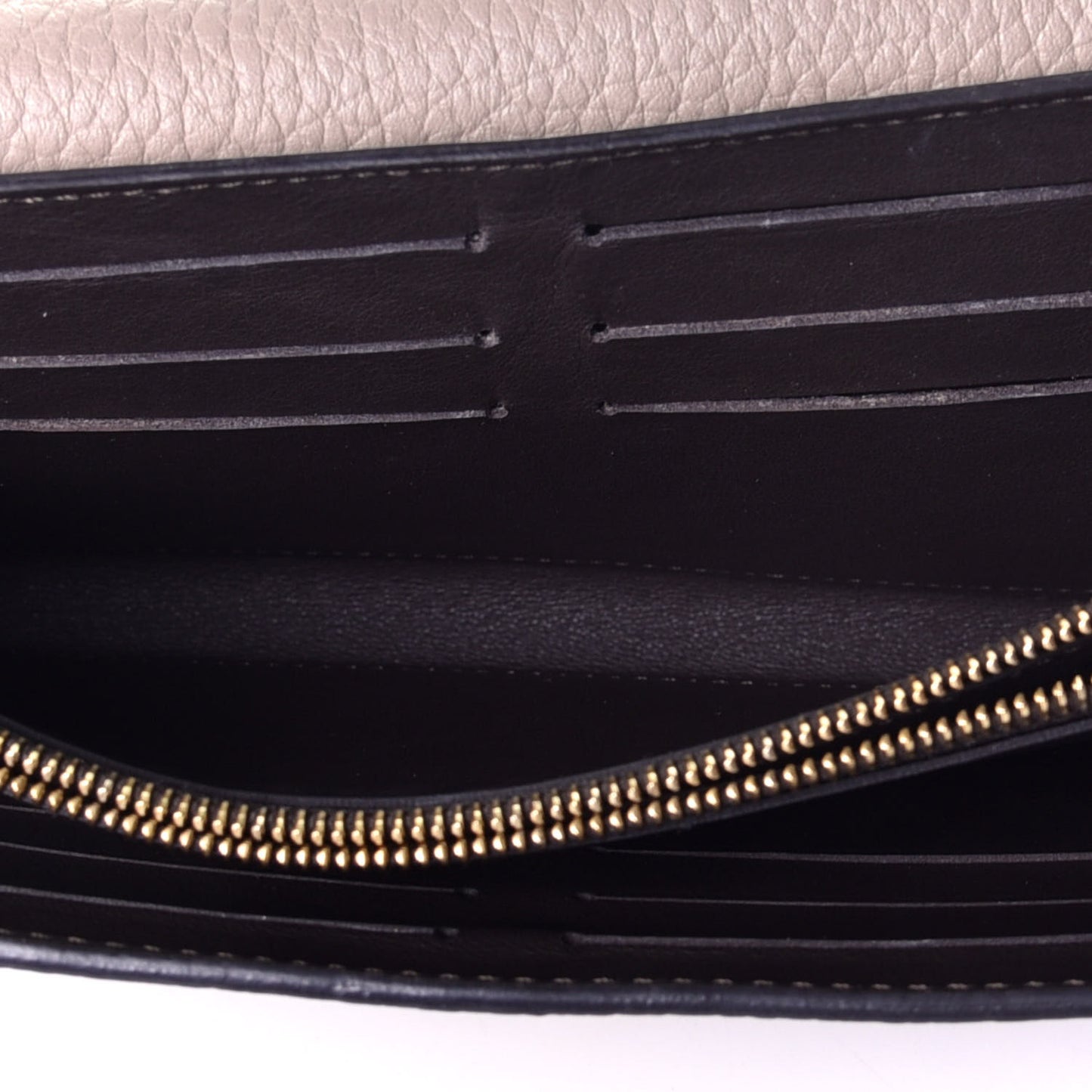 Taurillon Capucines Wallet Galet