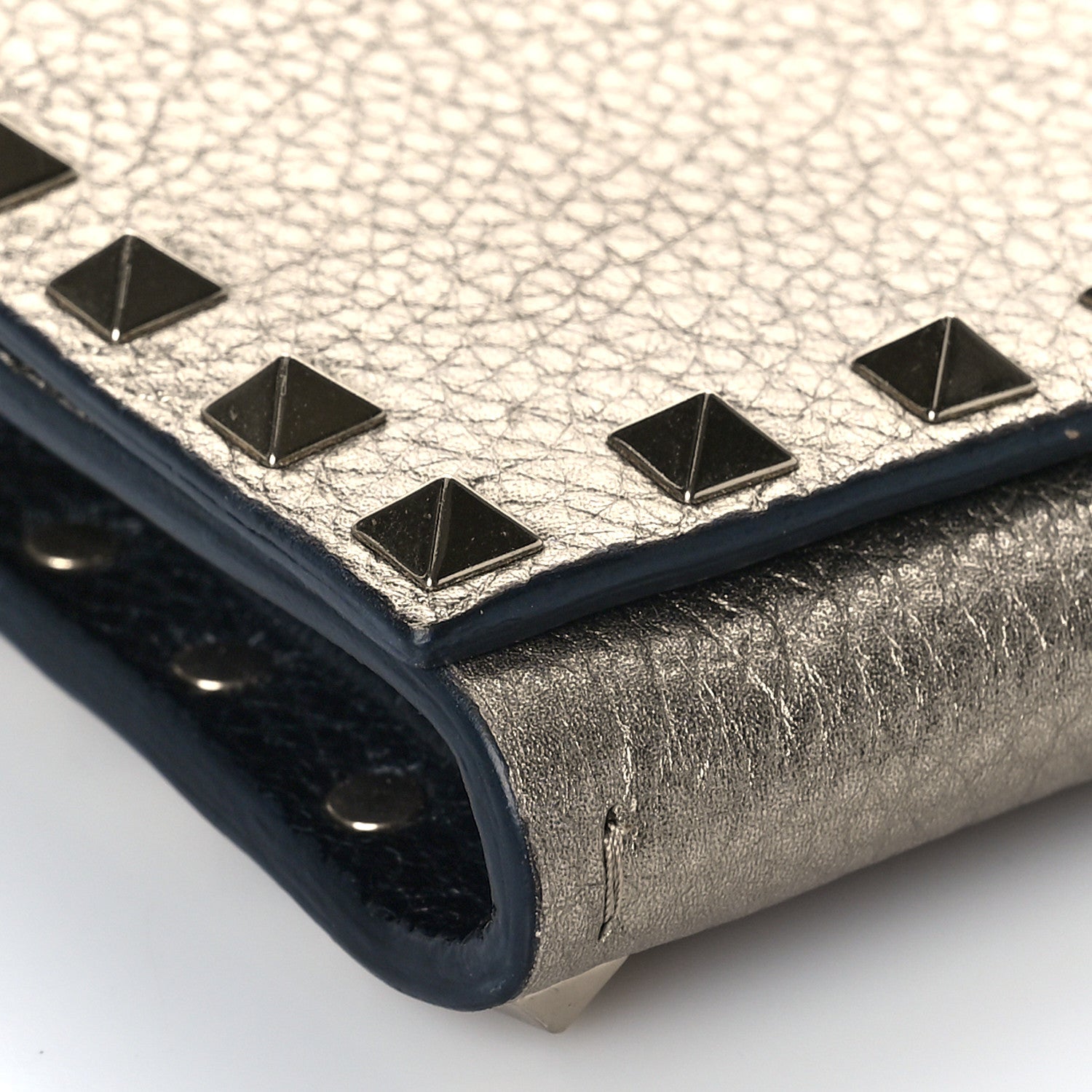 Valentino Garavani Metallic Pebbled Calfskin Rockstud Flap Wallet On chain Platino 8 of 10