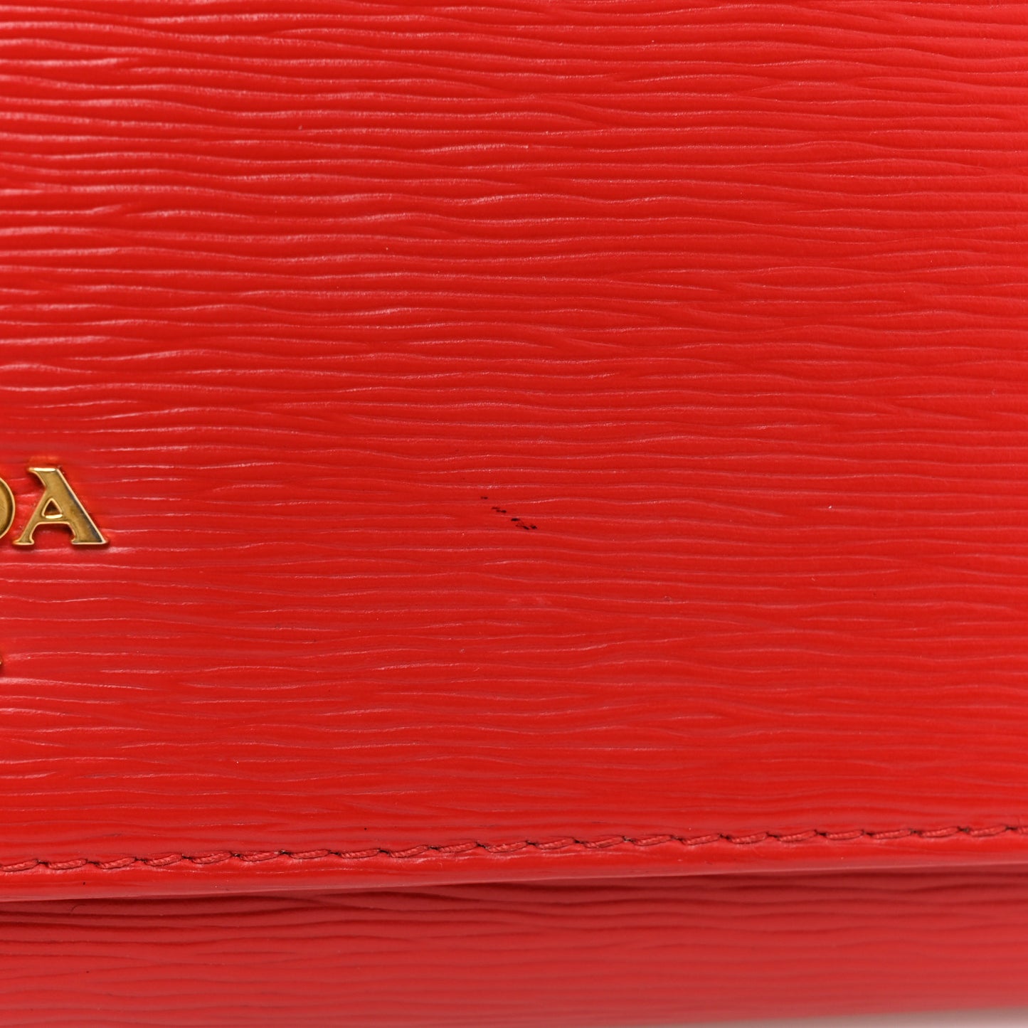 Vitello Move Metal Oro Chain Wallet Lacca