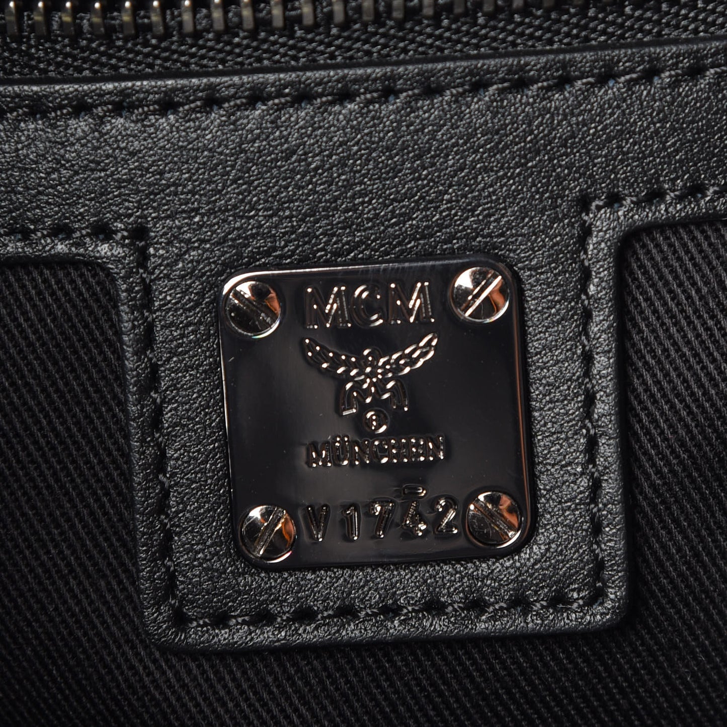 Visetos Mixed Media Medium Patricia Hobo Black