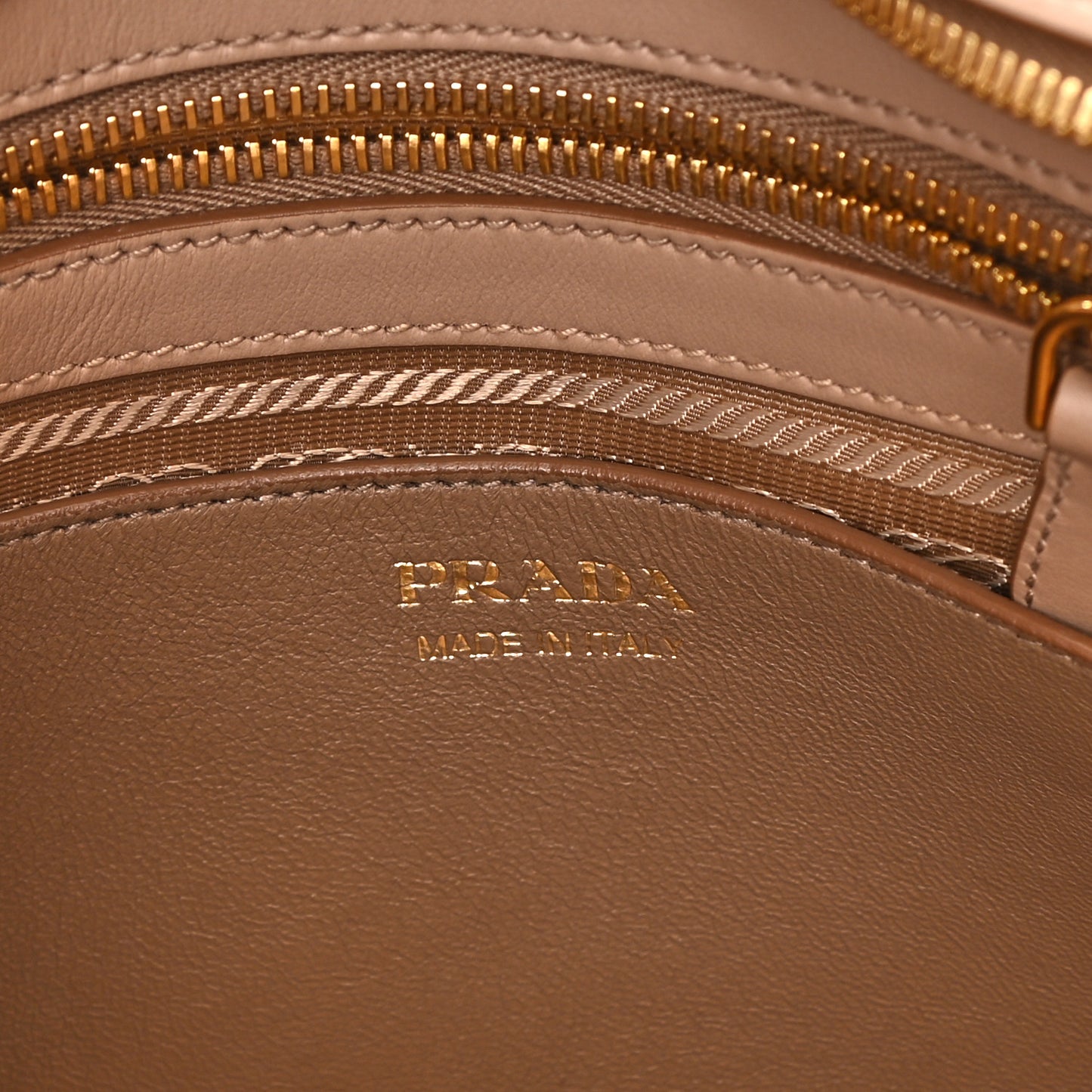 Saffiano City Calfskin Medium Esplanade Cammeo