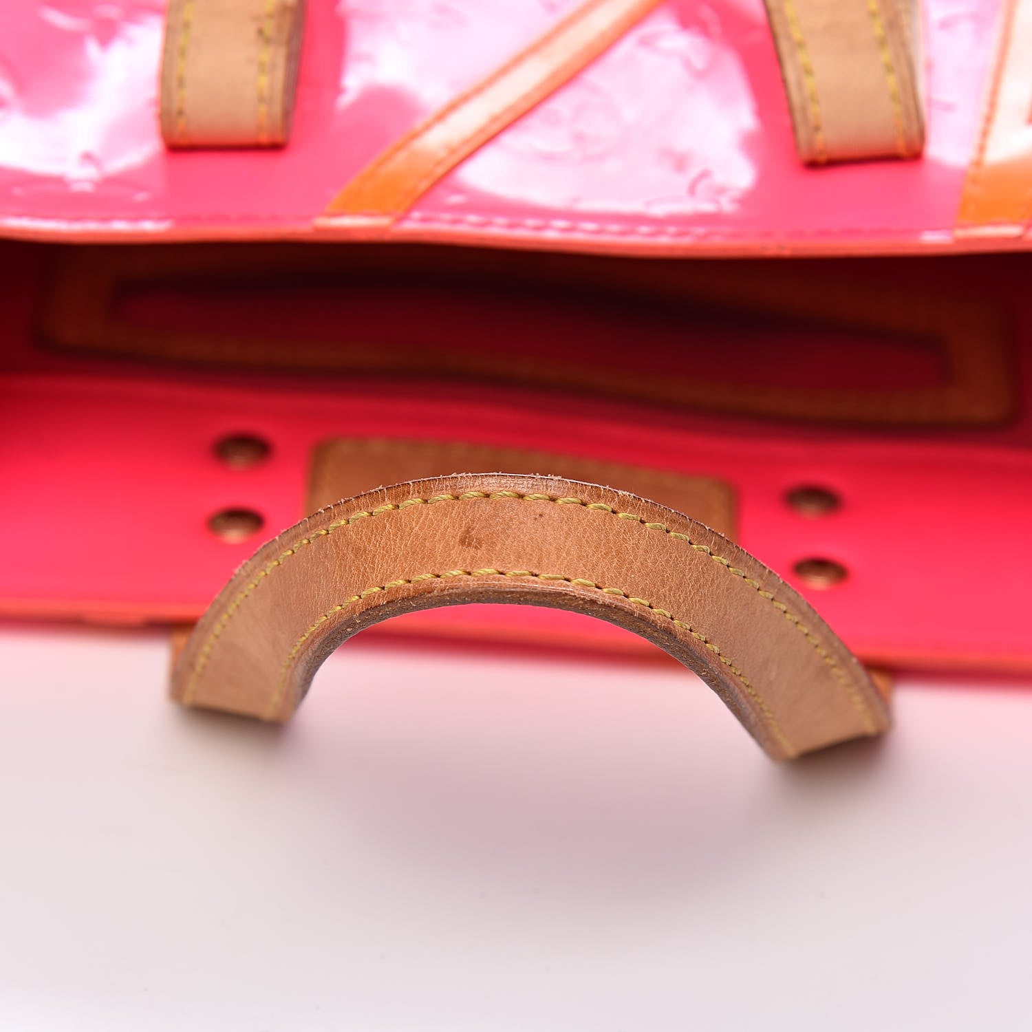 Louis Vuitton Vernis Fluo Reade PM Rose 13 of 19