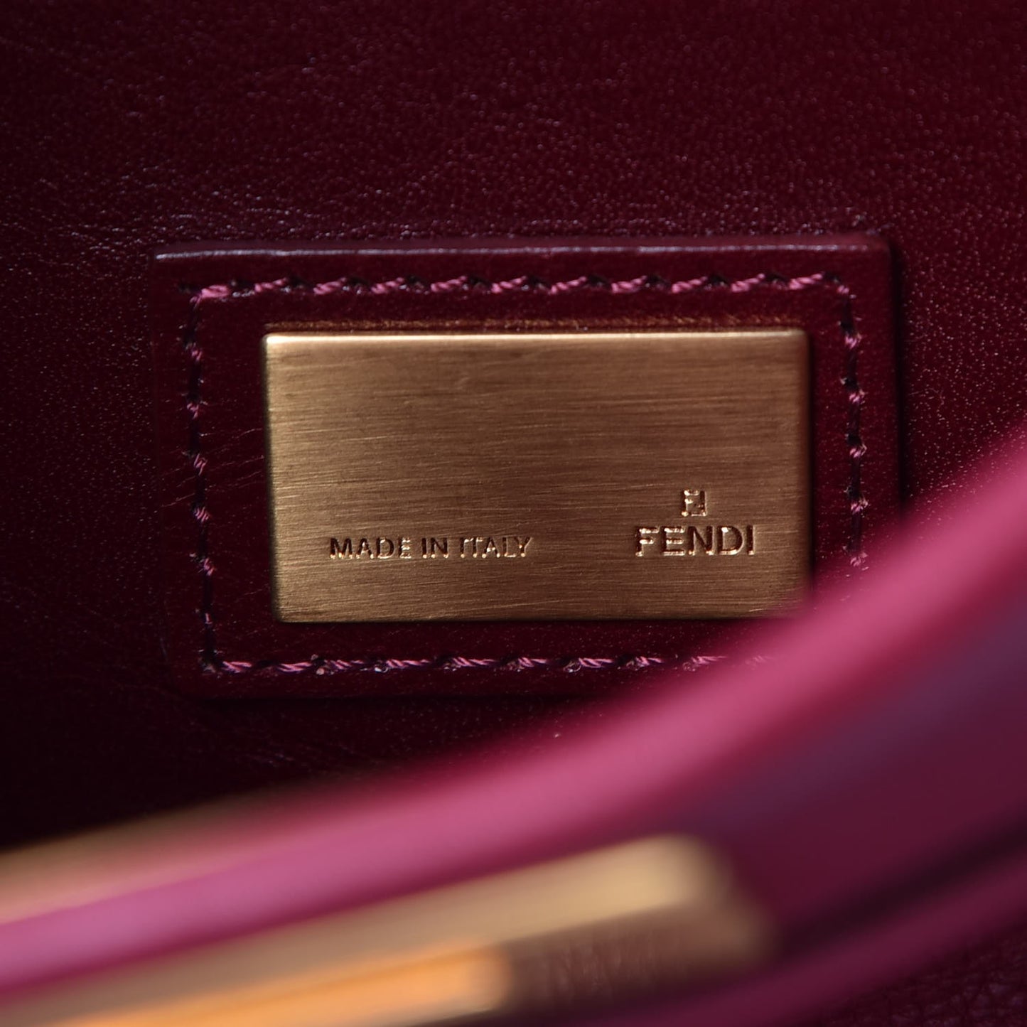 Vitello Saddle Medium Peekaboo Iconic Satchel Melograno Ciliegia