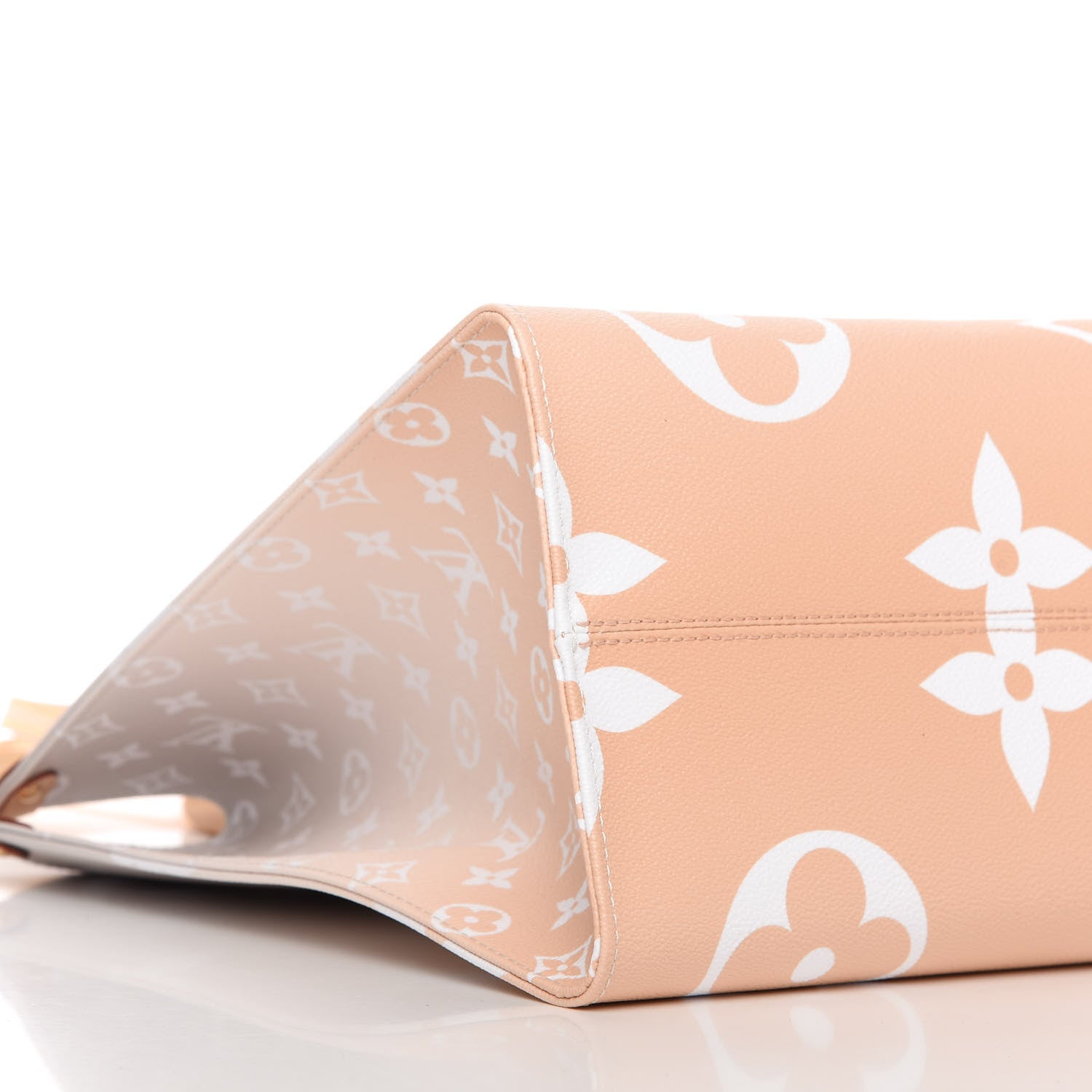 Louis Vuitton Monogram Giant By The Pool Onthego GM Brume 6 of 10