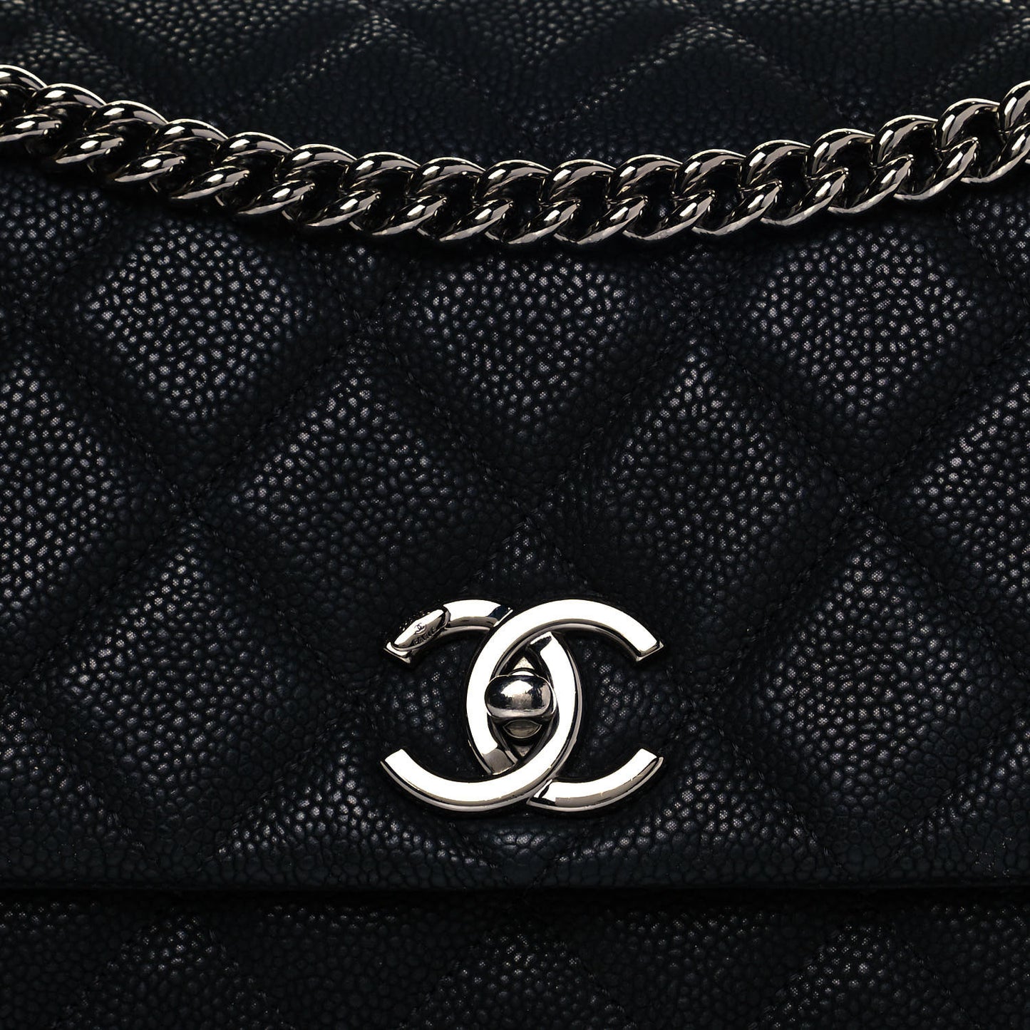 Iridescent Caviar Quilted Medium Lady Pearly Flap Black