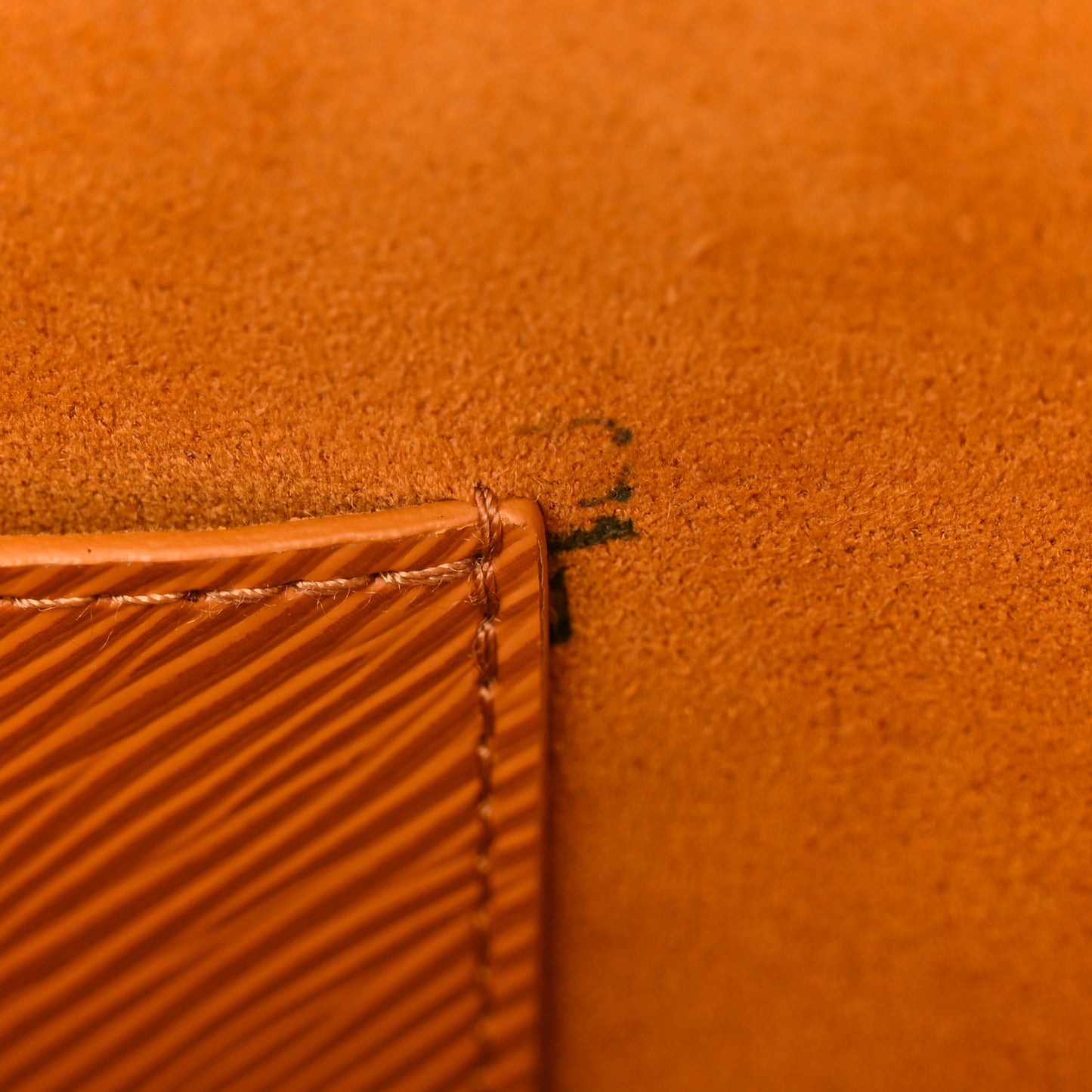 Epi Twist Shoulder Bag MM Gold Miel