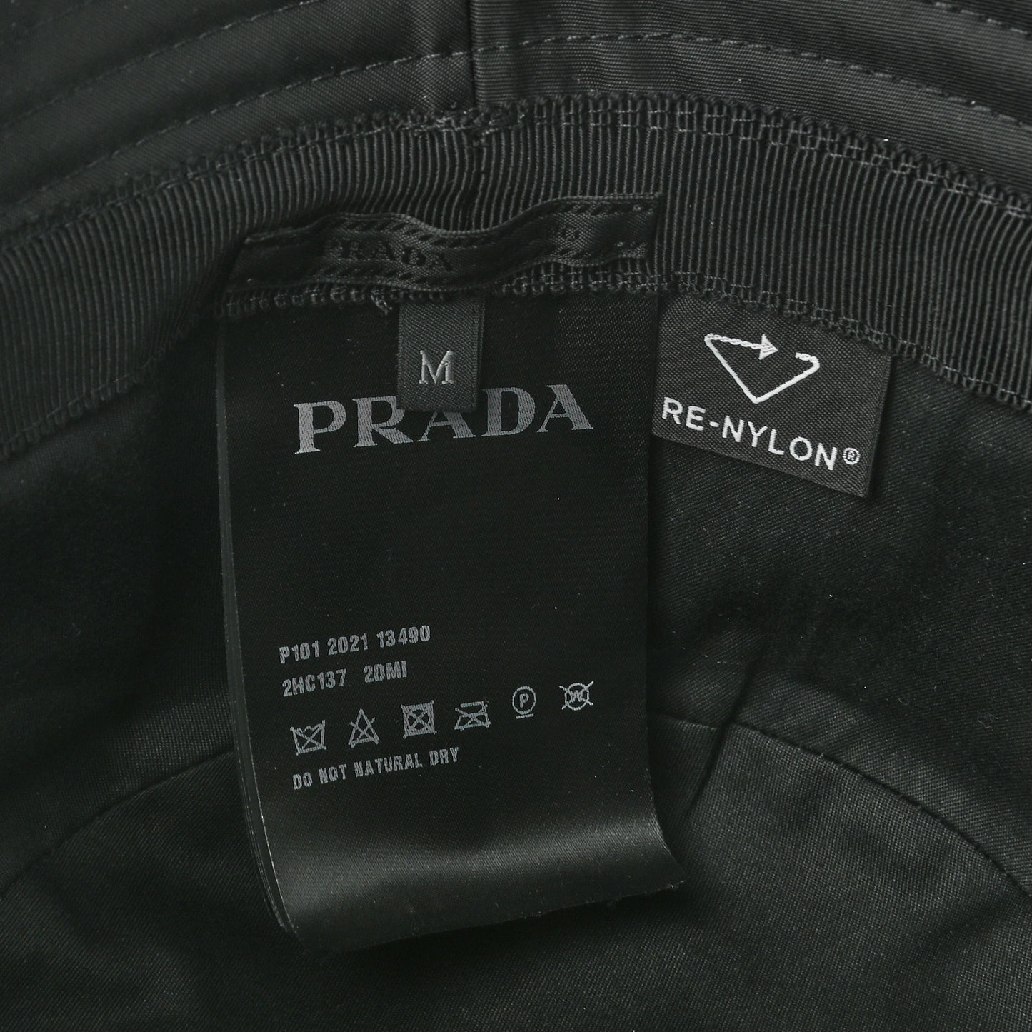 Re-Nylon Metal Triangle Logo Mens Bucket Hat M Black