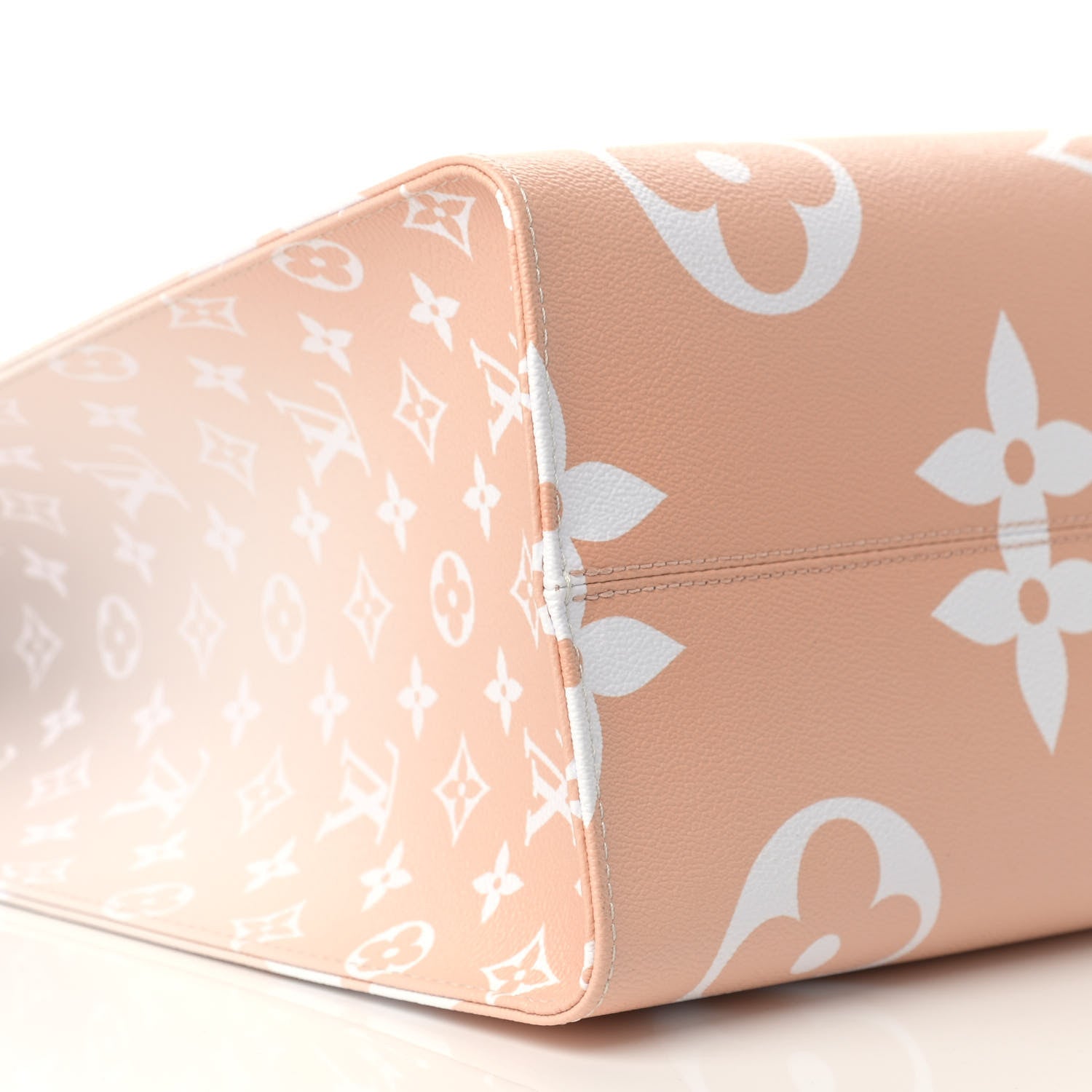 Louis Vuitton Monogram Giant By The Pool Onthego GM Brume 8 of 9