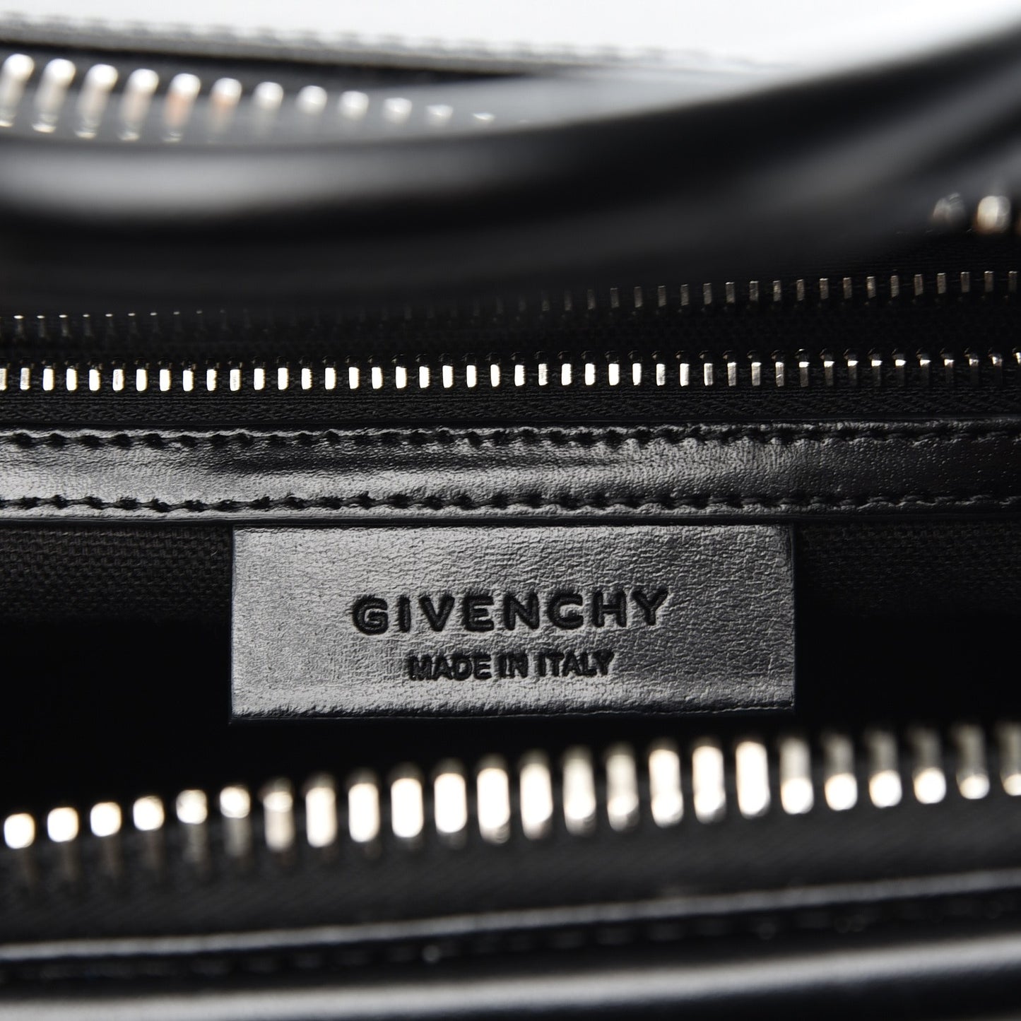 Shiny Lord Calfskin Small Antigona Black