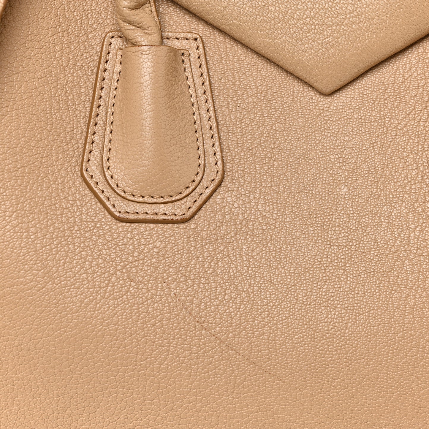 Sugar Goatskin Medium Antigona Medium Beige