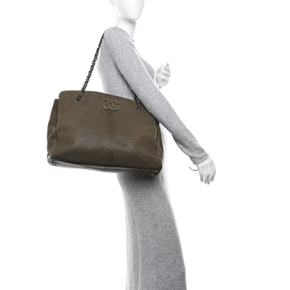 Chanel Washed Calfskin Diamond Stitch Large Hamptons Shopping Tote Green 2 of 17