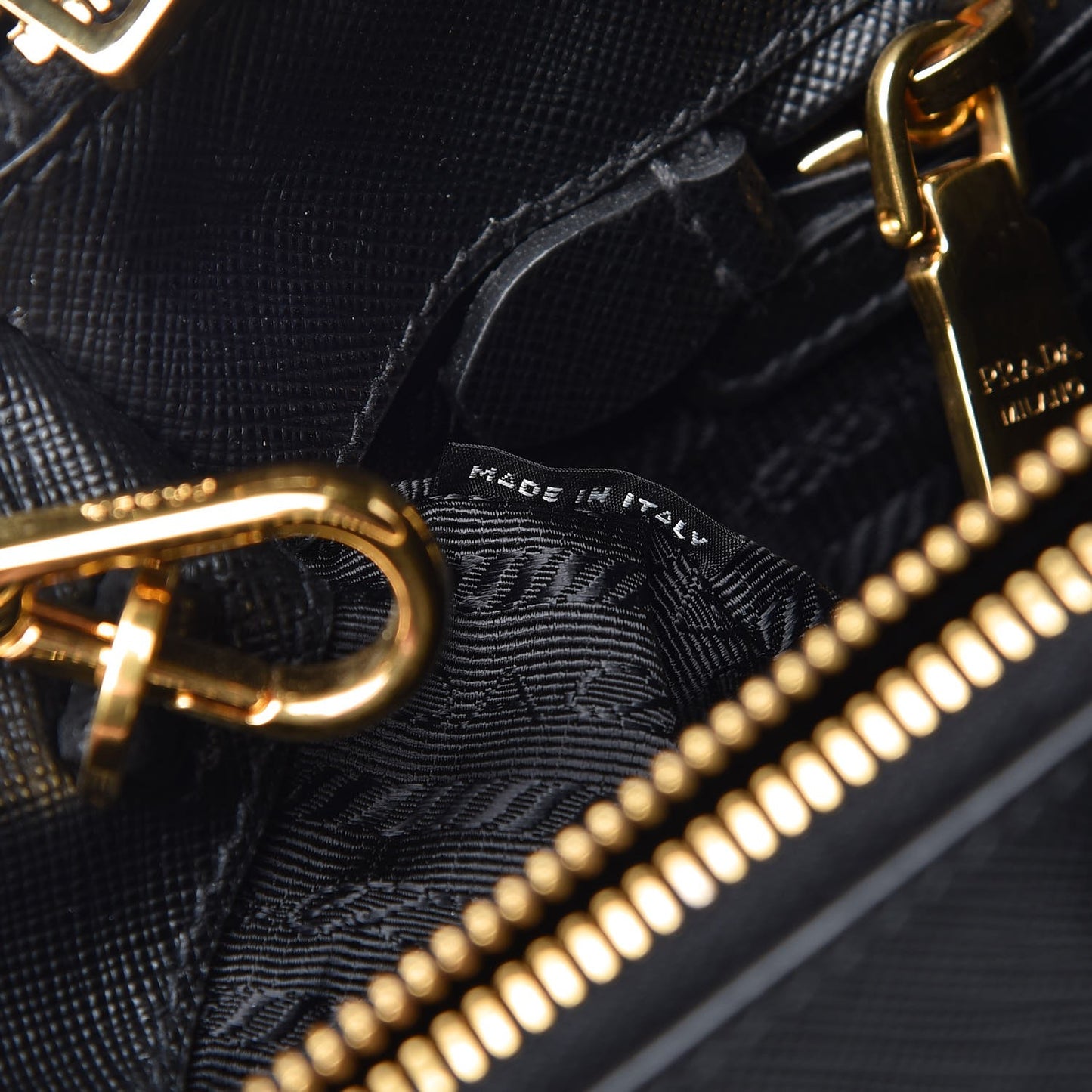 Saffiano Medium Galleria Double Zip Tote Black