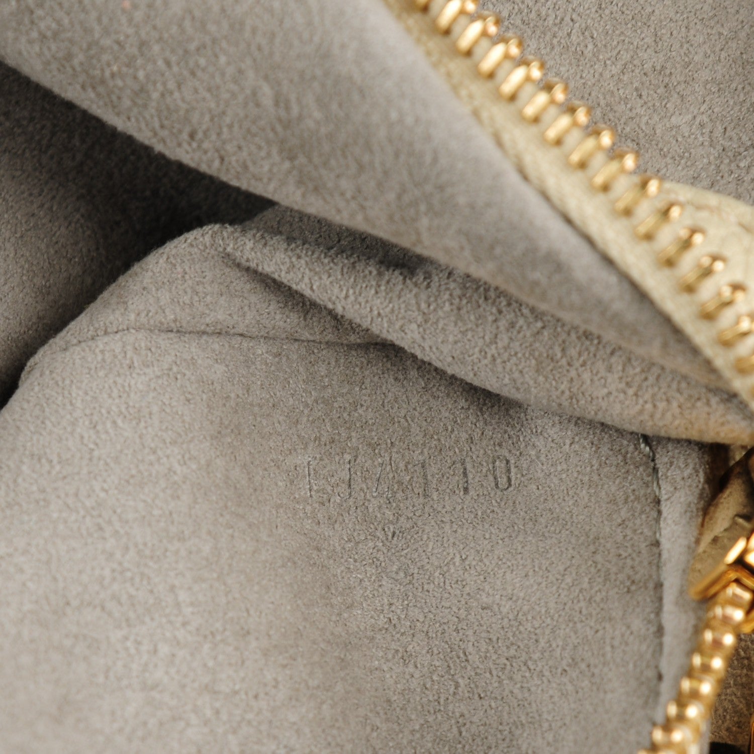 Louis Vuitton Mahina XL Gris 8 of 8