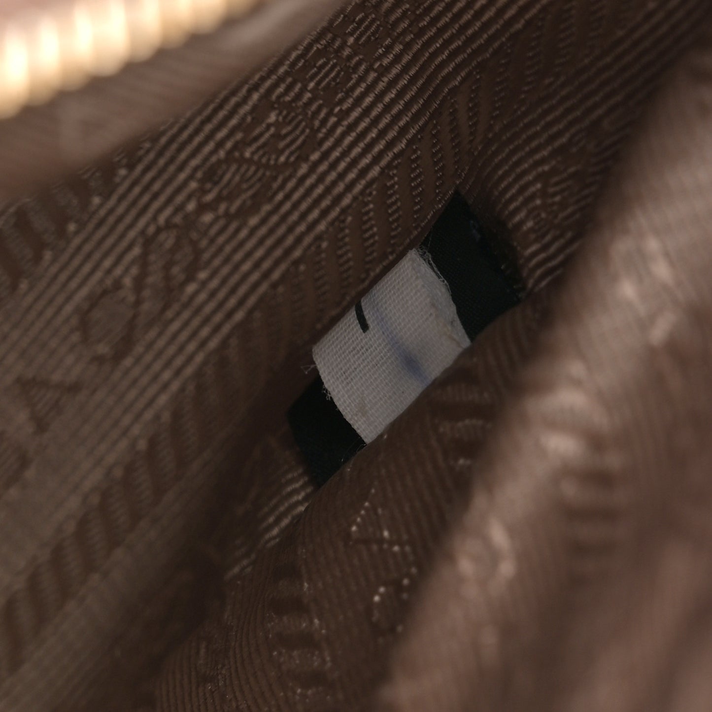 Saffiano Lux Re-Edition 2005 Shoulder Bag Cammeo
