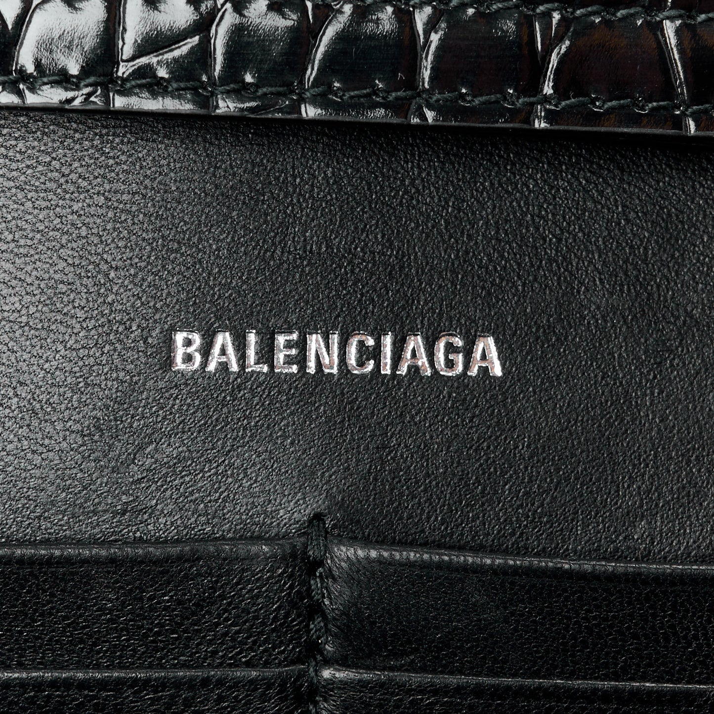 Shiny Calfskin Monochrome Crocodile Embossed Hourglass Wallet On Chain Black