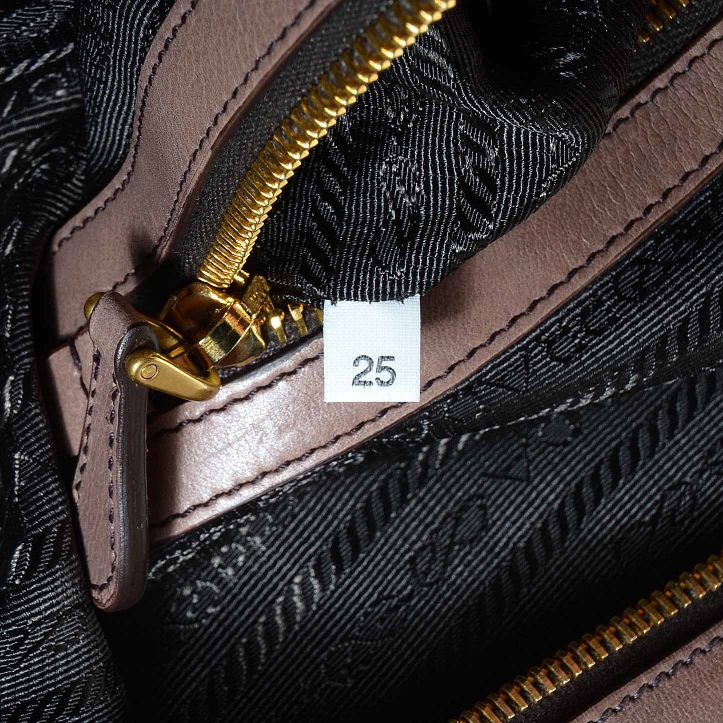 Glace Calf Zipper Tote Fumo Sfumato