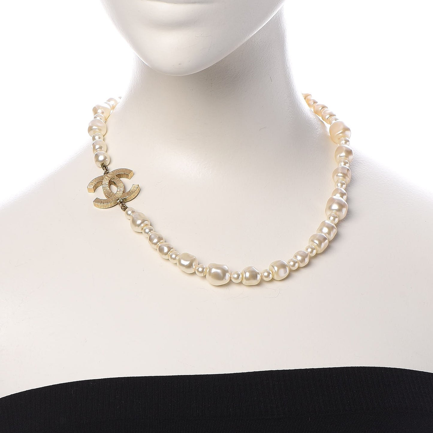 Graduated Pearl CC Short Necklace Gold