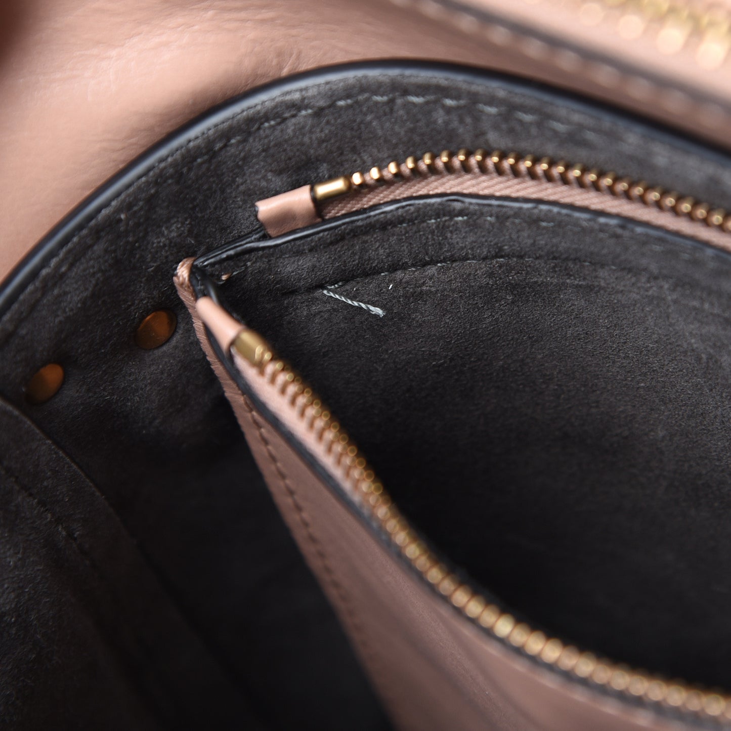 Vitello Rockstud Hype Shoulder Bag Rose Cannelle