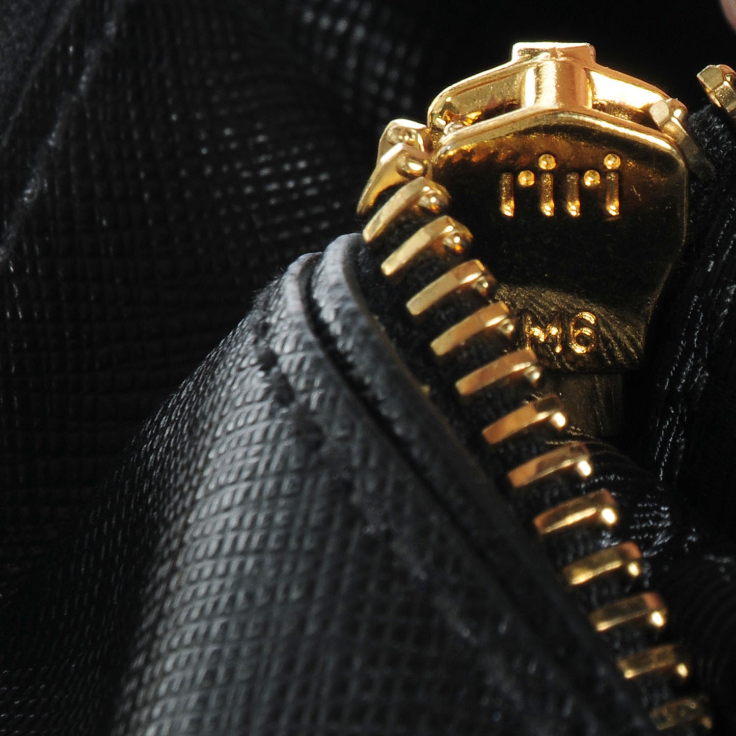 Saffiano Lux Medium Double Zip Tote Nero Black