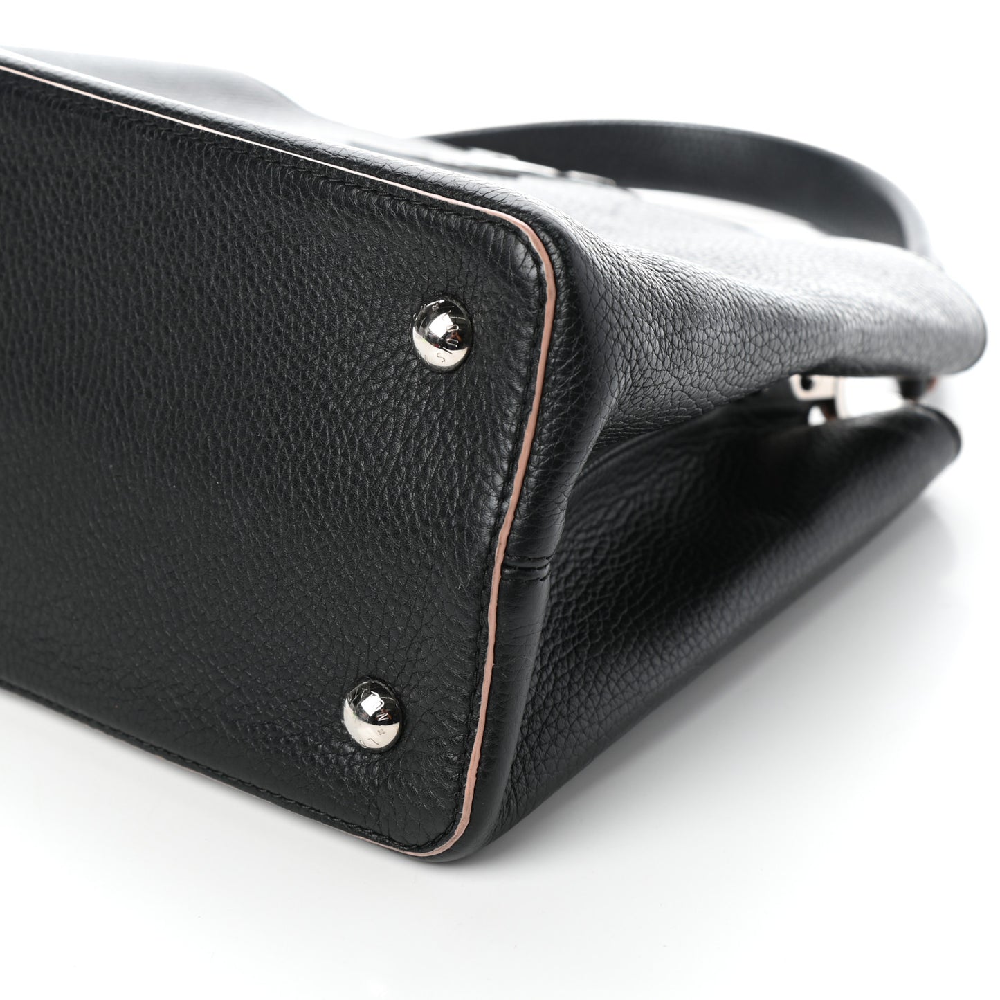 Taurillon Capucines MM Black Petale