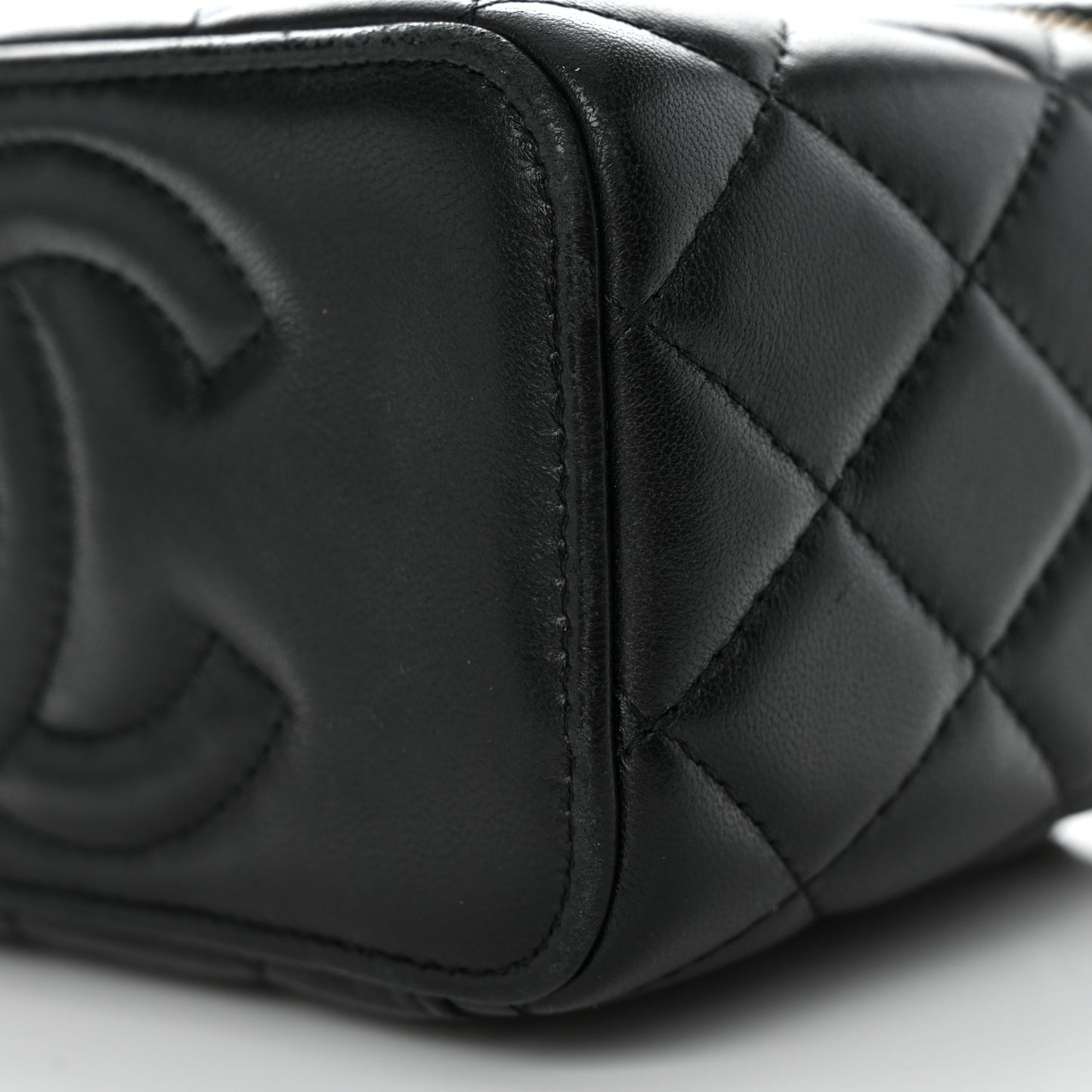 Lambskin Quilted Small Pearl Crush Vanity Case With Chain Black