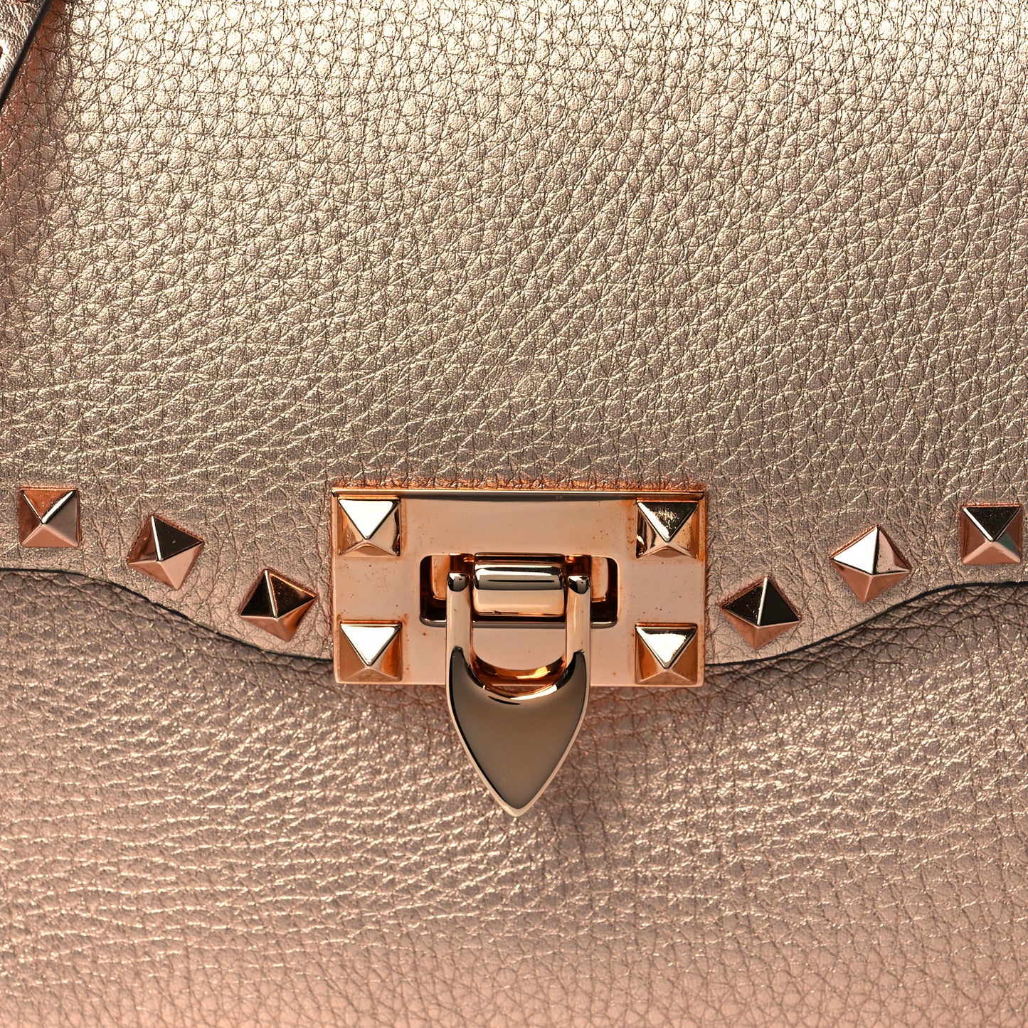 Metallic Pebbled Calfskin Medium Rockstud Flip Lock Crossbody Bag Rame