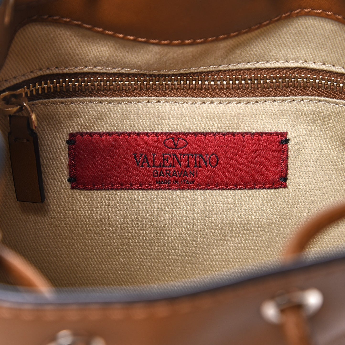 Vitello Rockstud Bucket Bag Bright Cognac