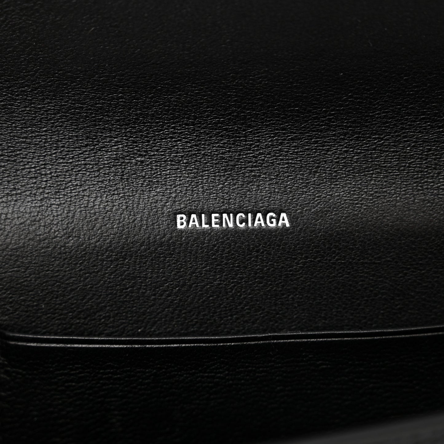 Grained Calfskin Logo Cash Phone Holder Wallet On Chain Black White