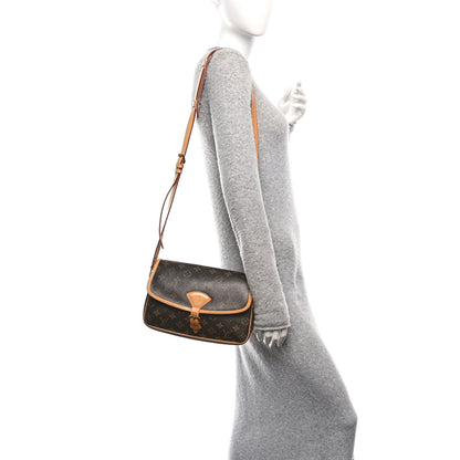 Louis Vuitton Monogram Sologne 2 of 13