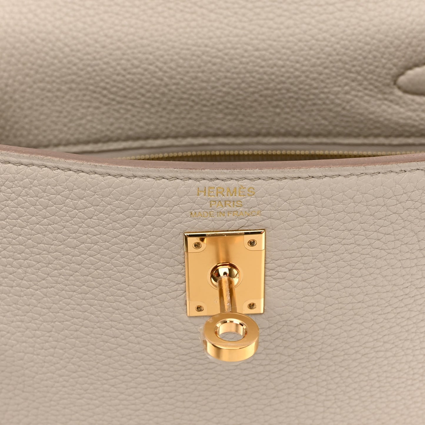 Togo Kelly Retourne 25 Beton