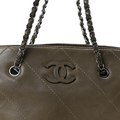 Chanel Washed Calfskin Diamond Stitch Hamptons Shopping Tote Green 8 of 10